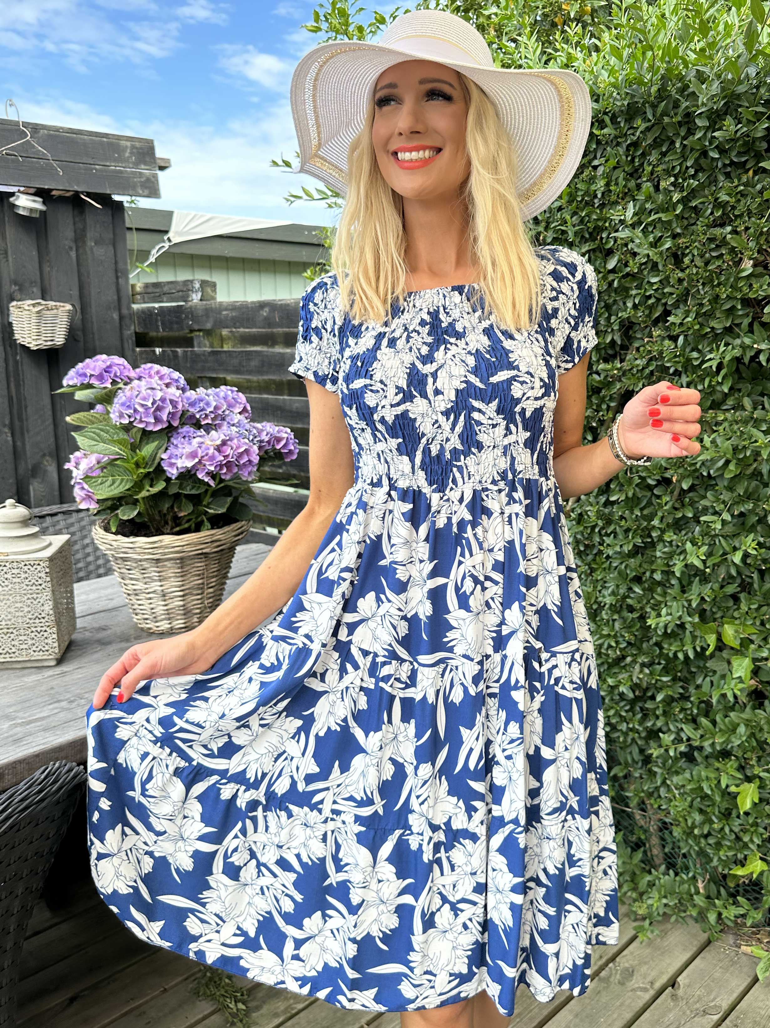 Shannon - Söt klänning med blommönster och smockad byst - Navy